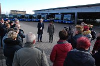 Bild: Zahlreiche Mitarbeiter der VGS und Vertreter anderer Unternehmen wohnten der &Uuml;bergabe von acht neuen Bussen an die VGS durch Landr&auml;tin Dr. Angelika Klein bei.