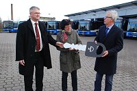 Bild: Der symbolische MAN-Schl&uuml;ssel f&uuml;r acht neue Busse wandert von Frank Grundmann (MAN, Lieferant der Busse) zu Landr&auml;tin Dr. Angelika Klein (Vertreter des Gesellschafters der VGS) und weiter zu Heinz-J&uuml;rgen Beermann (VGS-Gesch&auml;ftsf&uuml;hrer).