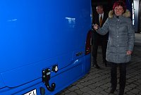 Bild: Petra Hartung ist nicht nur f&uuml;r den Einkauf bei der VGS zust&auml;ndig, sie kennt auch jedes Detail der neuen Busse. Wozu ist der Haken da unten? "F&uuml;r Fahrradtr&auml;ger, die bei landesbedeutsamen Linien gefordert werden." Und die verchromten Haken an der Seite? "Das ist eine Vorrichtung zur Befestigung eines Skikorbs."