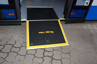 Bild: Eine Rampe kann von Hand ausgeklappt werden, so dass eine Rollstuhl problemlos in den Bus fahren kann.