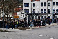 Bild: Heute Mittag, 13.29 Uhr, in Hettstedt: Am ersten Schultag nach den Winterferien herrscht auf dem Busbahnhof wieder der ganz normale wochent&auml;gliche Andrang.