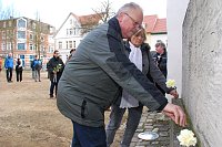 Bild: Fritz-Dieter und Heidrun Kupfernagel legen Blumen an der Gedenkst&auml;tte nieder.