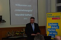 Bild: FDP-Kreisvorsitzender Harald Oster begr&uuml;&szlig;te das Publikum und erkl&auml;rte die Gr&uuml;nde f&uuml;r den Wechsel vom "Innovationspreis" zum "Unternehmergeist".
