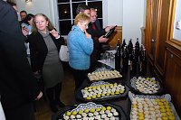 Bild: Der erfrischende Biervortrag von Dr. Gehring machte selbstredend Appetit. Zum Gl&uuml;ck hatte er gen&uuml;gend Kostproben mitgebracht. Der Ziegenhof erg&auml;nzte das Probierangebot mit leckeren K&auml;sehappen.