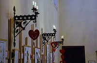 Bild: Zur stimmungsvollen Dekoration der Kirche geh&ouml;rten auchdie Wandleuchter.