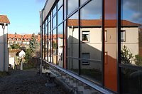 Bild: Das Hettstedter Gymnasium macht es nicht jedem leicht, sofort den Durchblick zu erhalten. Doch daf&uuml;r gibt es T&uuml;ren und - f&uuml;r die, die von au&szlig;en anklopfen - von innen freundlich ge&ouml;ffnete Fenster.
