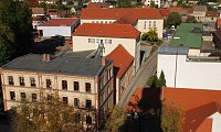 Bild: Das Hettstedter Gymnasium l&auml;sst sich auch gut von oben herab betrachten. Einblicke verwehrt es auf diese Weise indes.