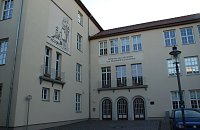 Bild: Die Namen &auml;ndern sich, der Anspruch bleibt: Wer hier hinein geht, kommt in der Regel kl&uuml;ger heraus.