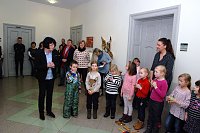 Bild: Landr&auml;tin Dr. Angelika Klein zeigte sich begeistert vom Auftritt und den Werken der Kinder. &Uuml;berhaupt f&uuml;hlte sie sich augenscheinlich besonders wohl in dieser jungen, wissbegierigen und phantasiebegabten Runde.