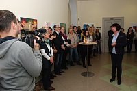 Bild: Die Ausstellung ist er&ouml;ffnet. Die Landr&auml;tin l&auml;dt ihre Mitarbeiter(innen) und Besucher zur Besichtigung der Ausstellung ein.