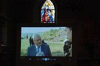 Bild: Im Dokumentarfilm des Gymnasiums kommt auch der fr&uuml;here langj&auml;hrige Landrat Hettstedts und des Kreises Mansfelder Land, Hans-Peter Sommer, zu Wort. Die DVD mit dem Film und seine Festrede war Teil einer mit verschiedenen Aufmerksamkeiten gef&uuml;llten Tasche, die der VDI mehreren Helfern &uuml;berreichte.