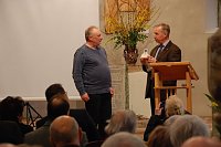 Bild: Bernd Friedrich, Vorsitzender des F&ouml;rdervereins Mansfeld-Museum, erhielt als Anerkennung f&uuml;r die Leistungen seines Vereins aus den H&auml;nden von Dr.-Ing. Bernd Schmidt ein Modell des Dampfmaschinendenkmals, das im vorigen Jahr 125 Jahre alt geworden ist.