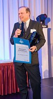 Bild: Dr. Clemens Ritter von Kempski bedankt sich bei Jury und Publikum f&uuml;r die gro&szlig;e Auszeichnung.