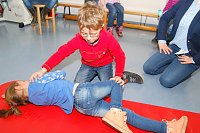 Bild: Die stabile Seitenlage erlernen und &uuml;ben hier bereits Eisleber Kinder im Vorschulalter.