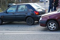Bild: Auf ein Fahrzeug, das zur Seite fuhr und anhielt, um einem Feuerwehrauto Platz zu schaffen, fuhr der nachfolgende Pkw auf.