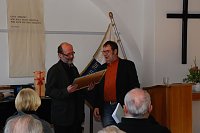 Bild: Bernhard Richter, Freund des Vereins, brachte als Geburtstagsgeschenk eine Zusammenstellung historischer Postkarten aus seiner umfangreichen Sammlung.