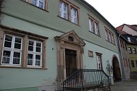Bild: Das Gemeindehaus von der Riestedter Stra&szlig;e aus gesehen.