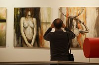 Bild: Roter Faden in der Galerie in der Kreissparkasse Nordhausen