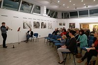 Bild: Roter Faden in der Galerie in der Kreissparkasse Nordhausen