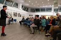 Bild: Roter Faden in der Galerie in der Kreissparkasse Nordhausen