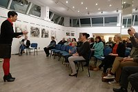 Bild: Roter Faden in der Galerie in der Kreissparkasse Nordhausen
