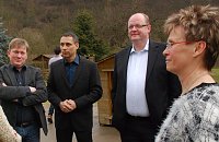 Bild: Im Gespr&auml;ch auf dem Hof der Einrichtung (von links): Landtagsabgeordneter Norbert Born, B&uuml;rgermeister Andreas Zinke, Finanzstaatssekret&auml;r J&ouml;rg Felgner und die Leiterin der Kindertagesst&auml;tte mit Hort, Kerstin Duwensee.