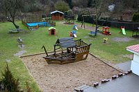 Bild: Blick auf einen Teil des gro&szlig;z&uuml;gigen und bestens ausgestatteten Spielplatz des "Kinderlandes am Friedrichsberg".