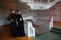 Bild: Sah eine barocke Treppe jemals sch&ouml;ner aus? Julia Maria Bondl und Lara Cook (v. l.) im Humboldt-Schloss Hettstedt.