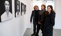 Bild: Wieviel verschiedene Gesichter sehen wir hier? Initiator Ralf W&uuml;rth, Malerin Mela Feigenbaum und W&uuml;rths Mitarbeiterin Veronika Mayer vor Fotografien von Gunnar Lillehammer. Antwort auf die Preisfrage: Vier. Die Kunstwerke an der Wand zeigen ein und dieselbe Person: den Fotografen in verschiedenen Inszenierungen.