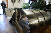 Bild: Die riesigen Bands&auml;gebl&auml;tter werden reichlich strapaziert. Immerhin werden t&auml;glich zwischen 60 und 100 Festmeter Holz (ein Festmeter - eine Tonne Gewicht) im Werk verarbeitet. Die S&auml;gebl&auml;tter m&uuml;ssen bis zu achtmal t&auml;glich gewechselt und gesch&auml;rft werden.
