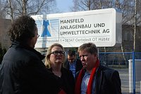 Bild: Traditionsreicher Ort: Einst Vitzthum-, ab 1951 Ernst-Th&auml;lmann-Schacht. Hier begann 1906 die Teufe und 1915 die Kupferf&ouml;rderung, die 1962 endete. Danach entwickelte sich auf diesem Gel&auml;nde ein Zentrum des Maschinen- und Anlagenbaus des Mansfeld Kombinates, sp&auml;ter wurden auch Schwei&szlig;ger&auml;te und Konsumg&uuml;ter produziert. Vor dem aktuellen Werksschild: Katrin Budde und Norbert Born.