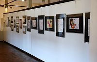 Bild: Immer an der Wand lang: die Ausstellung der Sangerh&auml;user K&uuml;nstlerin Ramona Hollunder.