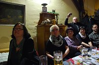 Bild: Das Ambiente der Kulturscheune ist angenehm. Alte M&ouml;bel wirken hier nicht wie abgestellt, sondern wie platziert. Das schafft Heimeligkeit, in der sich auch diese Sangerh&auml;user Besucher fast schon geborgen f&uuml;hlten.
