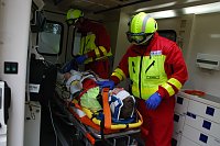 Bild: Die &Uuml;bung wurde bis zum Lagern des Verletzten im Krankenwagen durchgezogen, um gr&ouml;&szlig;tm&ouml;gliche Realit&auml;tsn&auml;he zu erreichen.