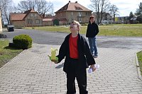 Bild: Eine zweite Oster&uuml;berraschung kam von oben: die Sonne. Nach Tagen lie&szlig; sie sich erstmals wieder blicken. Hardi reckte ihr seine Nase entgegen.
