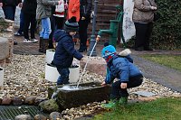 Bild: Was interessiert uns die Musik? Die Pumpe und der Wasserstrahl sind doch viel interessanter. Das sagten sich jedenfalls diese Jungs. Die &uuml;brigens ziemlich gut erzogen waren, denn sie beachteten die Ermahnungen, nicht ihre Sachen nass zu machen. Irgendwie jedenfalls klappte das.