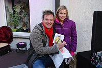 Bild: Sophie holte sich eine CD und ein Autogramm des K&uuml;nstlers. Hier waren beide stolz - der K&uuml;nstler auf seinen Fan, der Fan auf seine Bekanntschaft mit einem sympathischen S&auml;nger und Musiker.