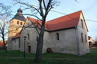 Bild: Die Wolferstedter Veitskirche am Ostersonntagmorgen kurz nach 7.30 Uhr im &ouml;sterlichen Sonnenlicht.