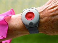 Bild: Der Alarmknopf sollte immer als Armband oder Halskette am K&ouml;rper getragen werden.