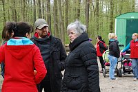 Bild: Nach getaner Arbeit: Eislebens Oberb&uuml;rgermeisterin Jutta Fischer im Gespr&auml;ch mit der Leiterin der Kindertagesst&auml;tte "Borstel", Anke Rabenhold, und Mario Galonska vom Elternkuratorium der Kindertagesst&auml;tte.