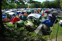 Bild: Wer legt sich bei einem Festival wie in Bornstedt schon freiwillig schlafen? Doch sp&auml;testens nach drei Tagen ist der gr&ouml;&szlig;te Durst gel&ouml;scht und der Kreislauf mit Metal vollgesogen. Dann ist es v&ouml;llig egal, ob aus dem Nachbarzelt ein Bass wummert oder unterm Zeltdach vierzig Grad herrschen: da wird selbst am Tag die Luftmatratze zum Himmelbett.