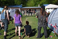 Bild: Sport ist gesund. Solche Aktionen haben bei Festivals ihren eigenen Reiz. Hier zum Beispiel muss mit dem Wurfball die leere Wasserflasche getroffen und vom Gegner schnellstens wieder aufgestellt werden. In der Zeit schl&uuml;rfen die Ballwerfer ihr Getr&auml;nk. Mehr Infos zu dem Spiel: siehe Darktroll Festival 8.