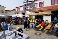 Bild: Bei Live-Musik und leckeren Speisen lie&szlig; es sich gut feiern.