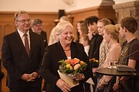 Bild: IHK-Pr&auml;sidentin Carola Schaar und Ministerpr&auml;sident Reiner Haseloff gratulieren den jungen  Preistr&auml;gern und &uuml;berreichen Blumen und Urkunden.