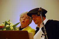 Bild: Eislebens Oberb&uuml;rgermeisterin Jutta Fischer und Tourismus-Manager Torsten Lange-Klemmstein begeisterten mit Texten zum Thema Martin und Katharina Luther. Der Blumenstrau&szlig; stellte &uuml;brigens Luthers Familienwappen, die Lutherrose, dar.