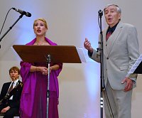 Bild: Operettens&auml;ngerin Jeanette Oswald und der Hauptorganisator der Benefizgala, G&ouml;tz Schneega&szlig;, im Duett.