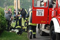 Bild: Wiederstedter Feuerwehrleute bereiten sich auf ihren Einsatz im brennenden Haus vor, um von innen zu l&ouml;schen und nach m&ouml;glichen Opfern zu suchen.
