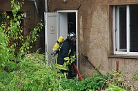 Bild: Die M&auml;nner gehen von hinten ins Haus, um von dort aus den Brand zu bek&auml;mpfen.