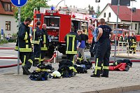 Bild: Erleichterung am Ende des Einsatzes. Nun hei&szlig;t es: Raus aus Hitze, Qualm und - Klamotten. Und: durchatmen.