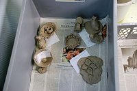 Bild: Kleine Kunstwerke aus Ton, welche die K&uuml;nstlerin Silke Becker mit nach Hause nimmt, dort trocknen l&auml;sst und brennt. Sp&auml;ter kehren sie zu ihren Sch&ouml;pfern nach Hettstedt zur&uuml;ck.
